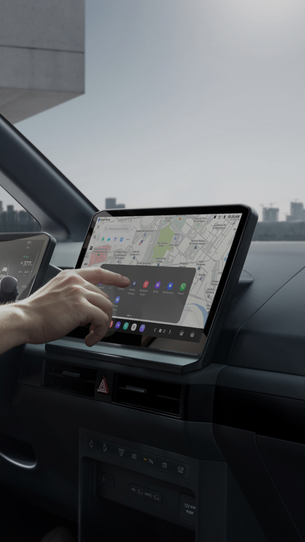 Mann bedient den Touchscreen des Infotainmentsystems in einem Fahrzeug